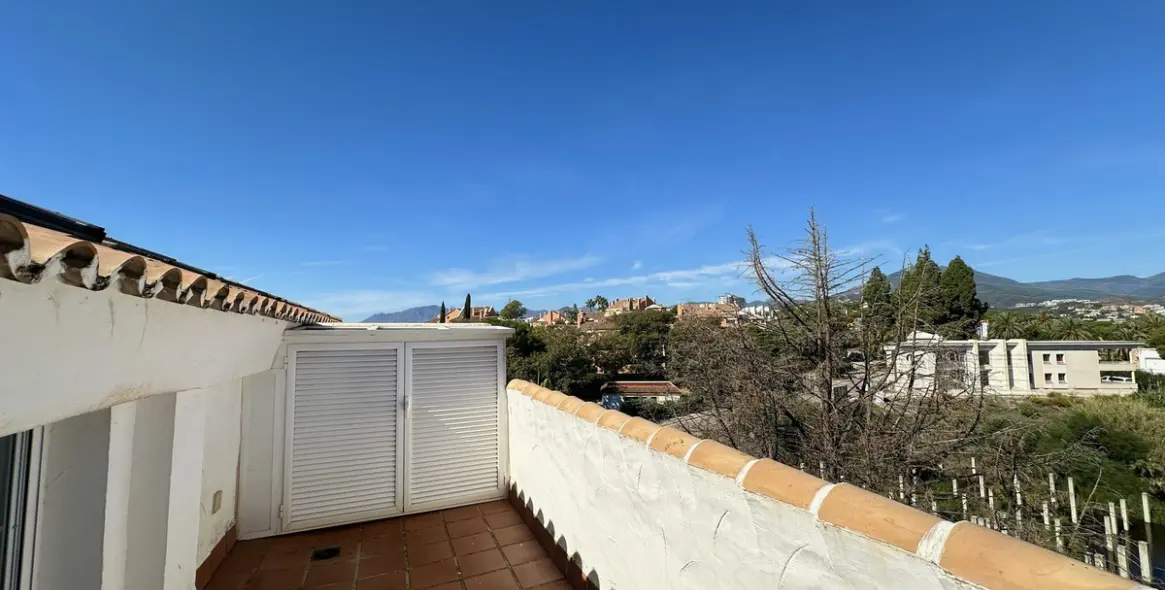 Sale of penthouse duplex in Nueva Andalucía 23