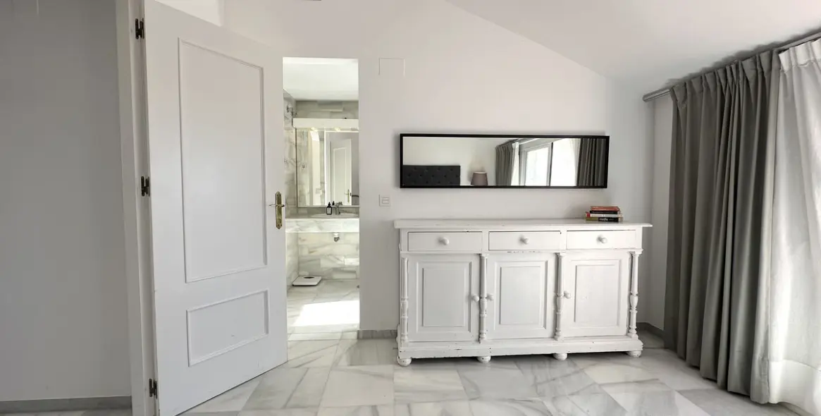 Sale of penthouse duplex in Nueva Andalucía 28