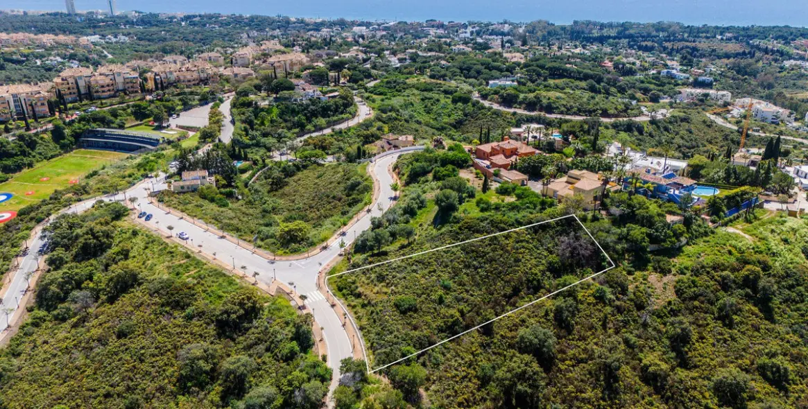 Sale of residential plot in Elviria 2
