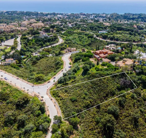 Sale of residential plot in Elviria