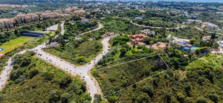 Sale of residential plot in Elviria 1