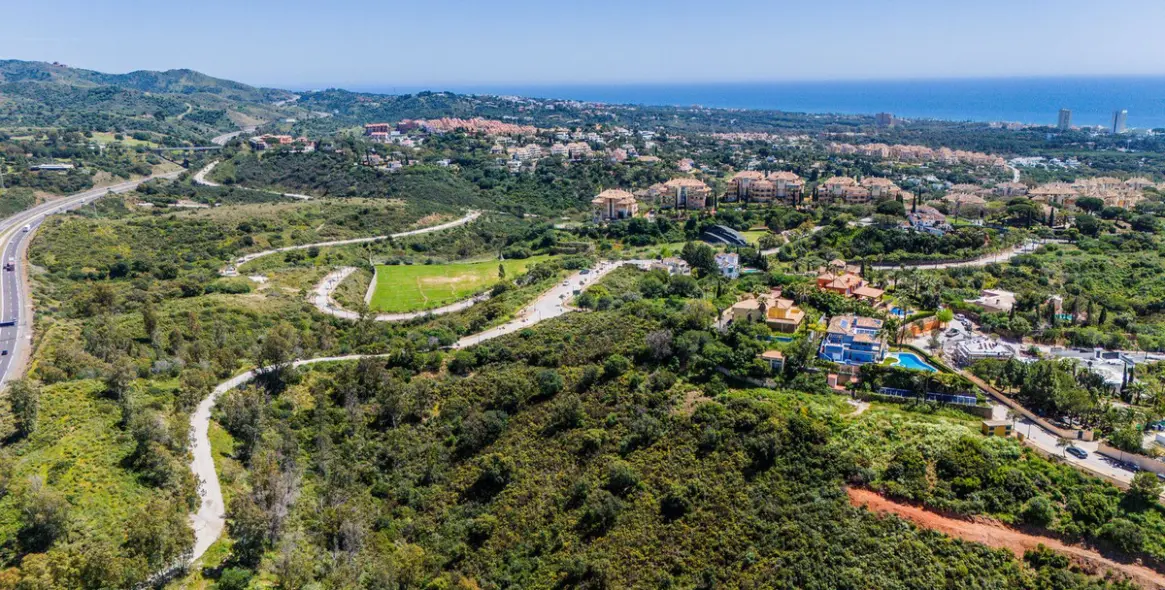 Sale of residential plot in Elviria 8