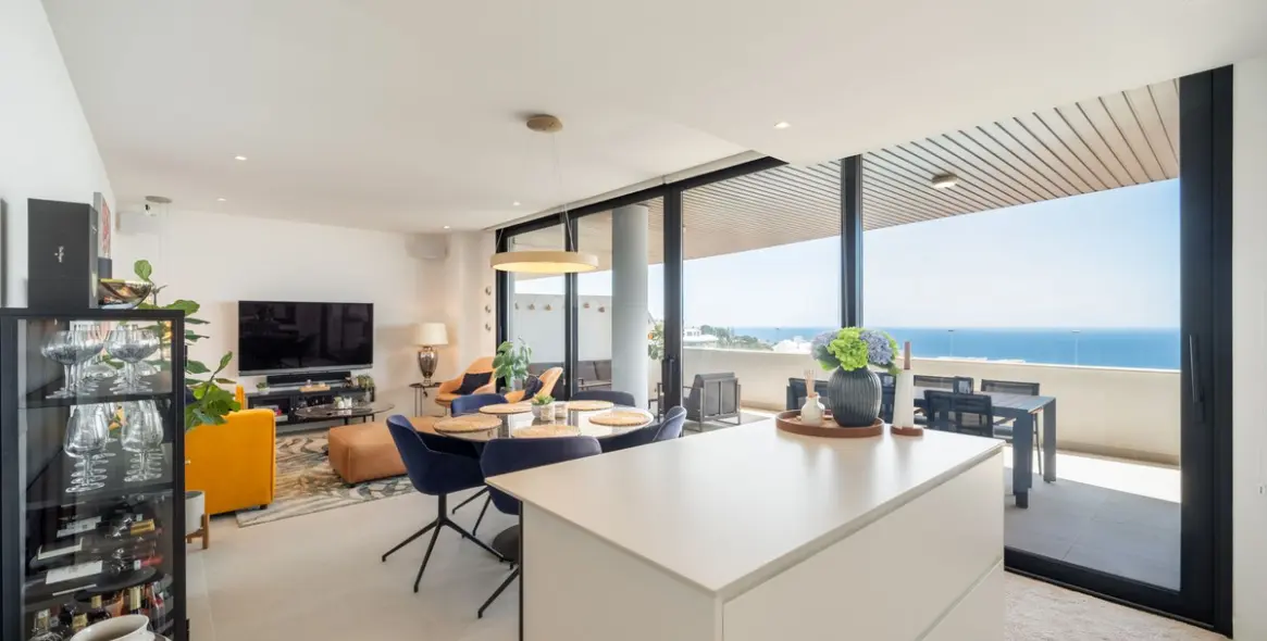 Sale of middle floor apartment in Fuengirola 1