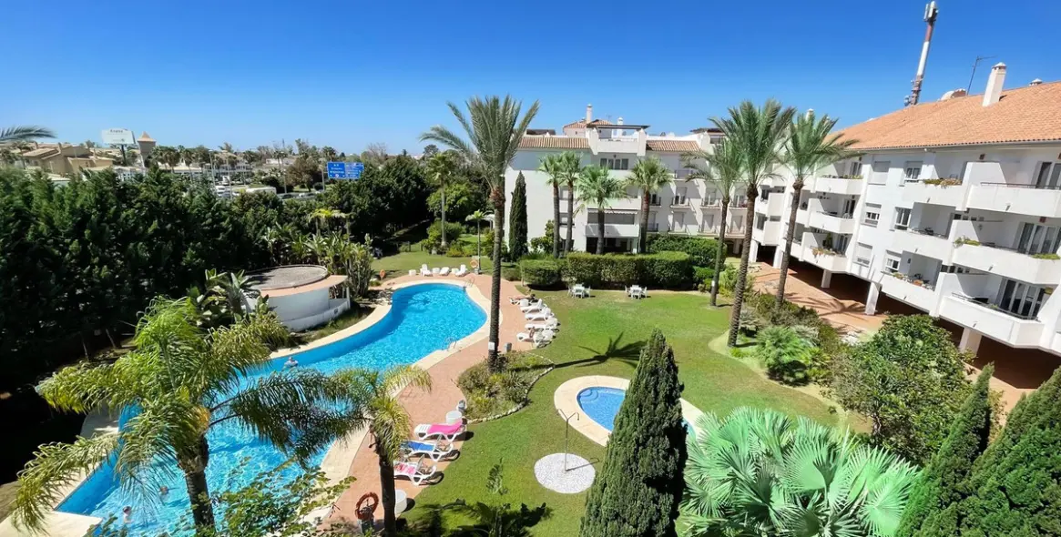 Продажа двухуровневого пентхауса в Nueva Andalucía 1