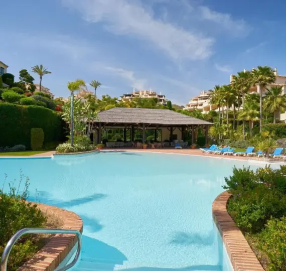 Sale of middle floor apartment in Benahavís