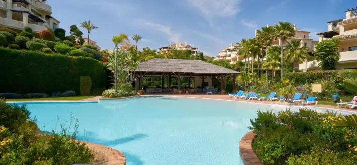 Sale of middle floor apartment in Benahavís 0