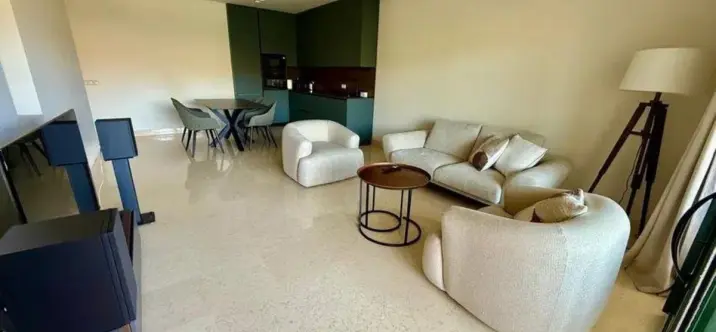 Sale of middle floor apartment in Benahavís 1