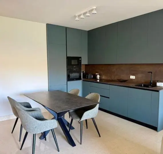 Sale of middle floor apartment in Benahavís