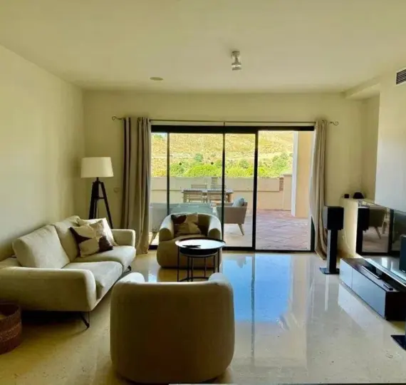 Sale of middle floor apartment in Benahavís