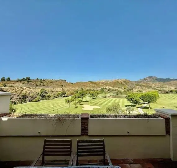 Sale of middle floor apartment in Benahavís