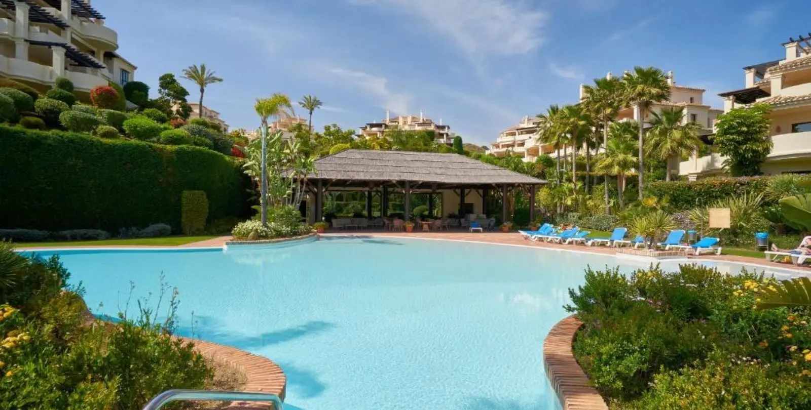 Sale of middle floor apartment in Benahavís 1