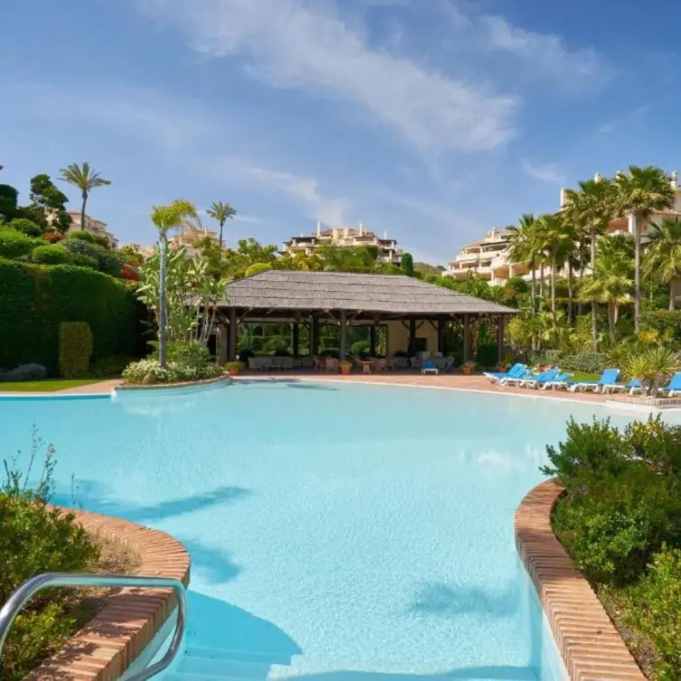 Sale of middle floor apartment in Benahavís