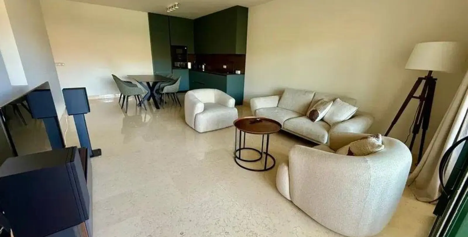 Sale of middle floor apartment in Benahavís 2