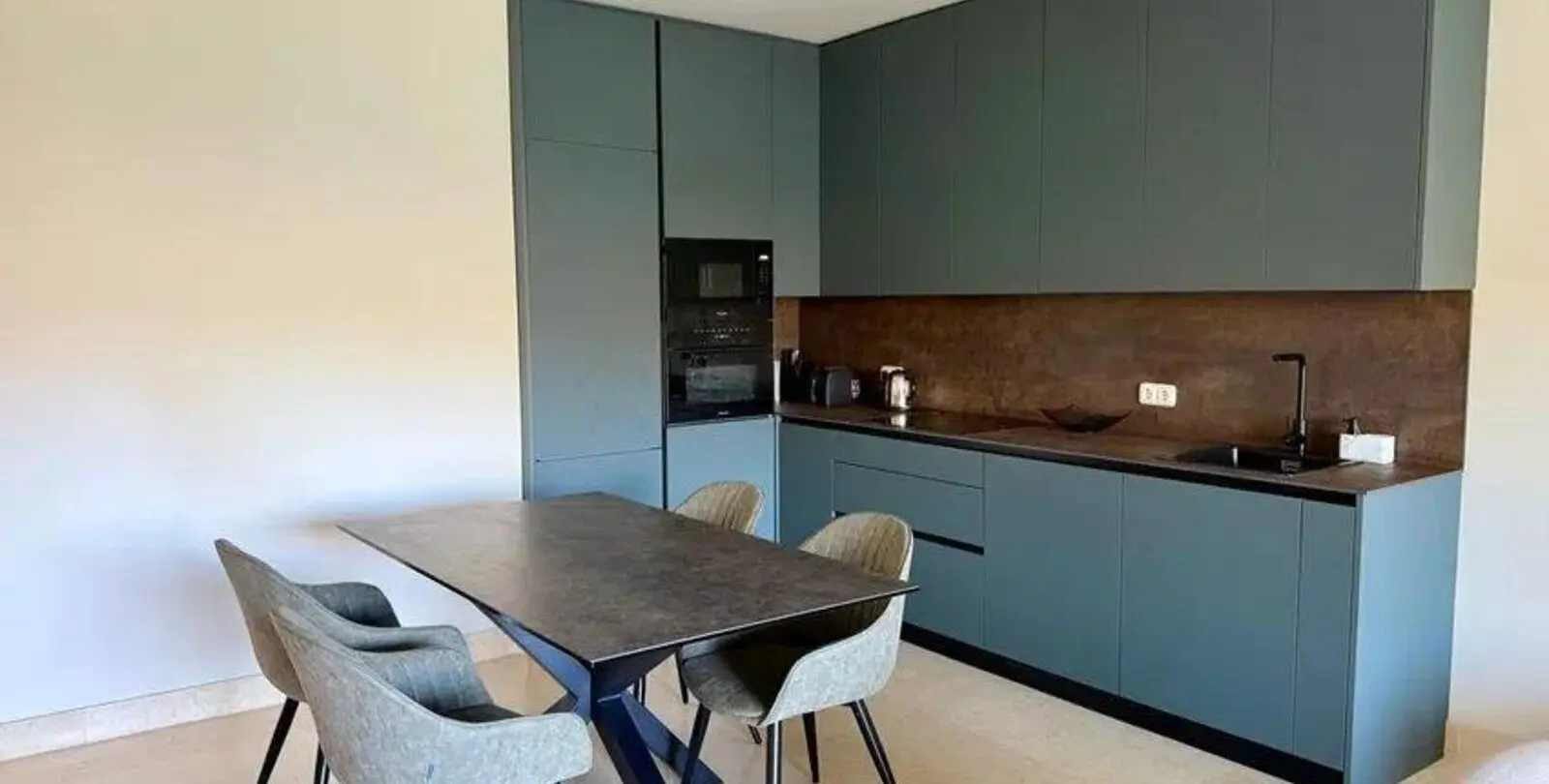 Sale of middle floor apartment in Benahavís 3