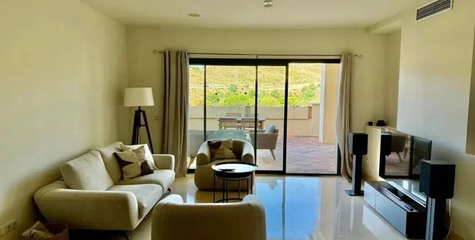 Sale of middle floor apartment in Benahavís 4