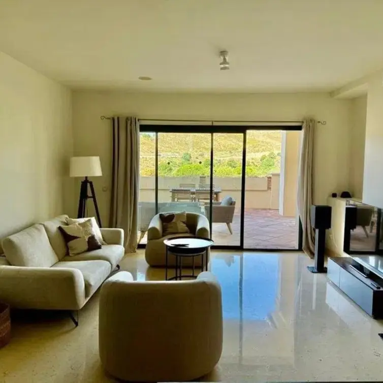 Sale of middle floor apartment in Benahavís