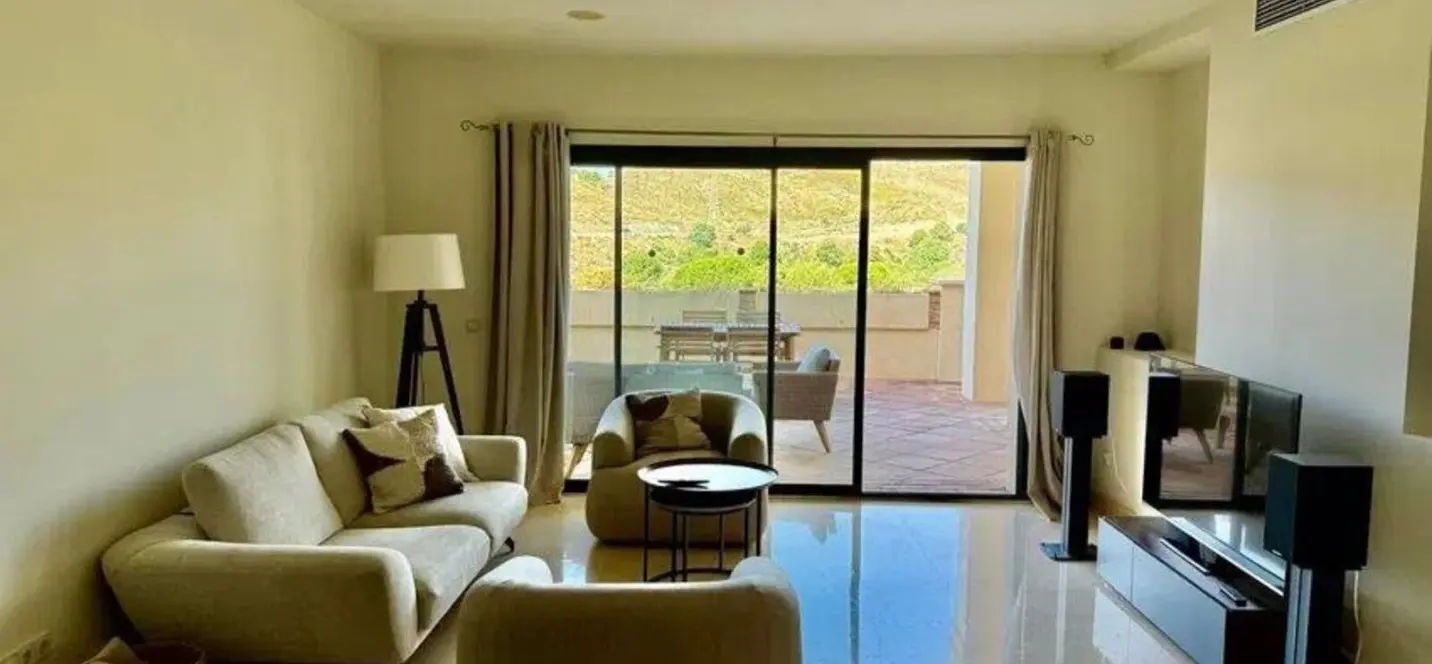 Sale of middle floor apartment in Benahavís 3