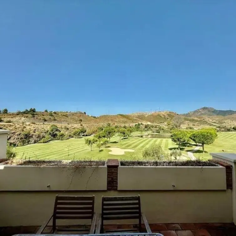 Sale of middle floor apartment in Benahavís