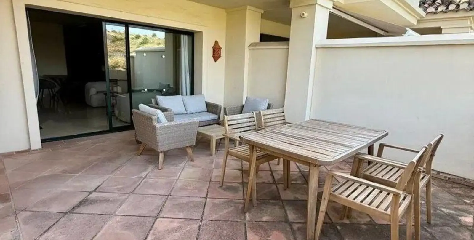 Sale of middle floor apartment in Benahavís 8