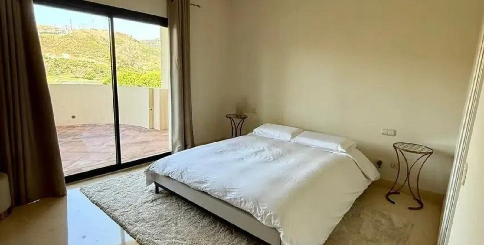 Sale of middle floor apartment in Benahavís 9