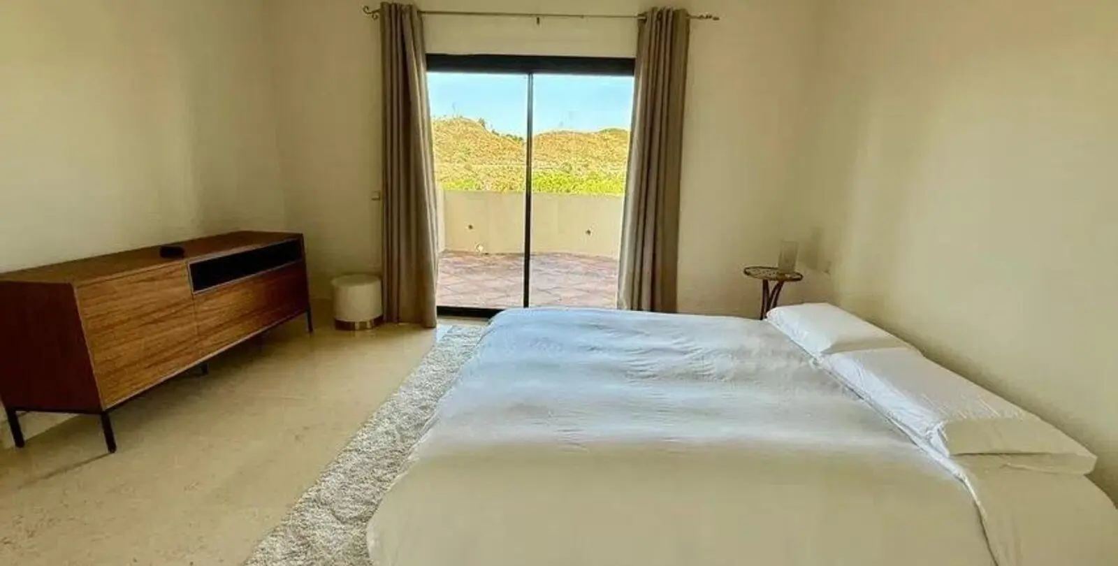 Sale of middle floor apartment in Benahavís 10
