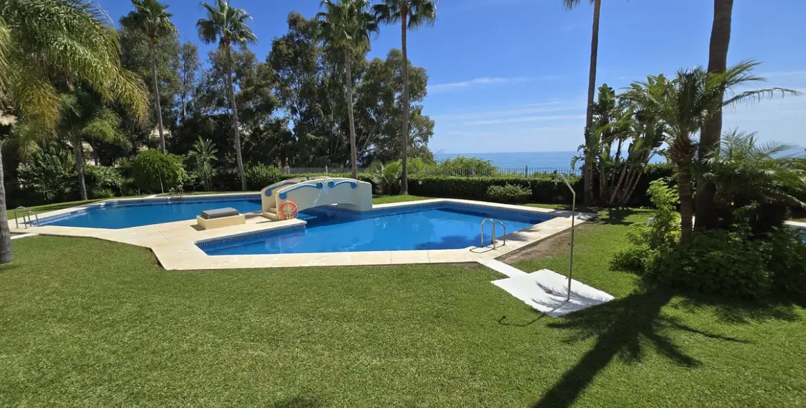 Продажа апартаментов на первом этаже в Torrequebrada 8