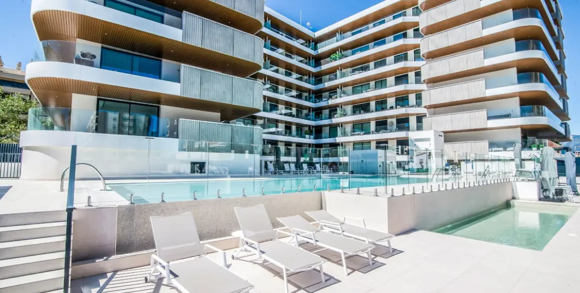 Sale of middle floor apartment in Fuengirola 1