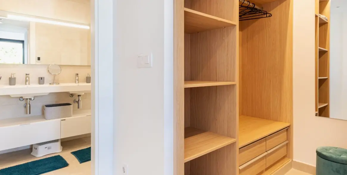 Sale of middle floor apartment in Fuengirola 11