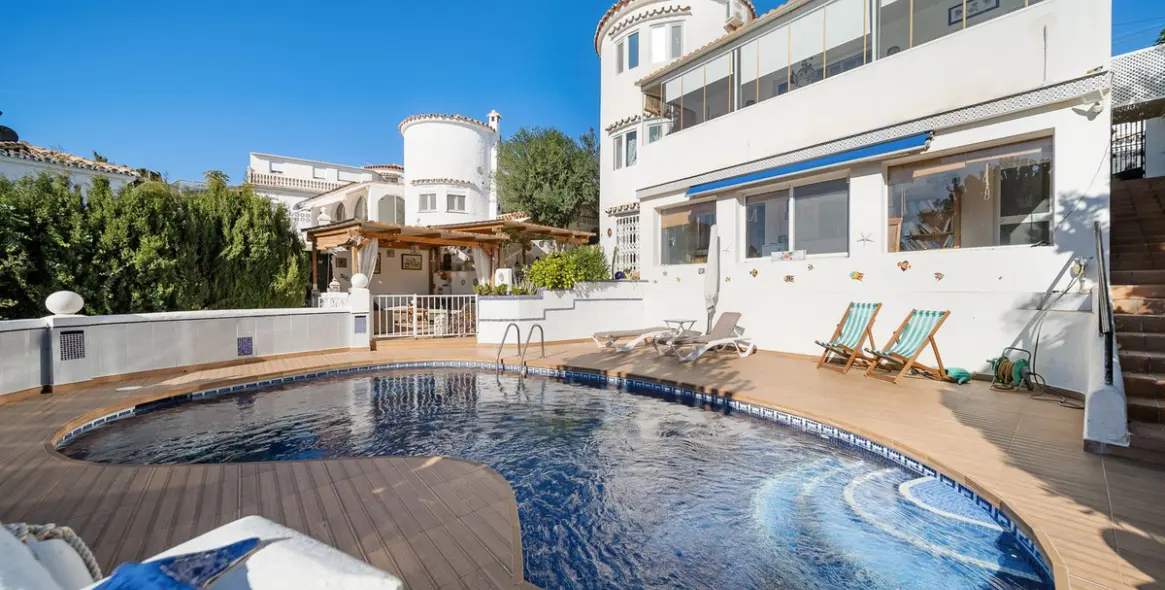 Sale of detached villa in Benalmadena 2
