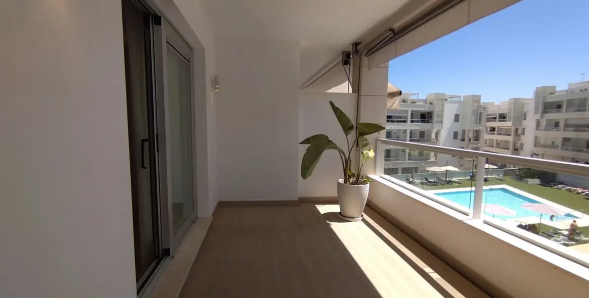 Sale of middle floor apartment in San Pedro de Alcántara 2
