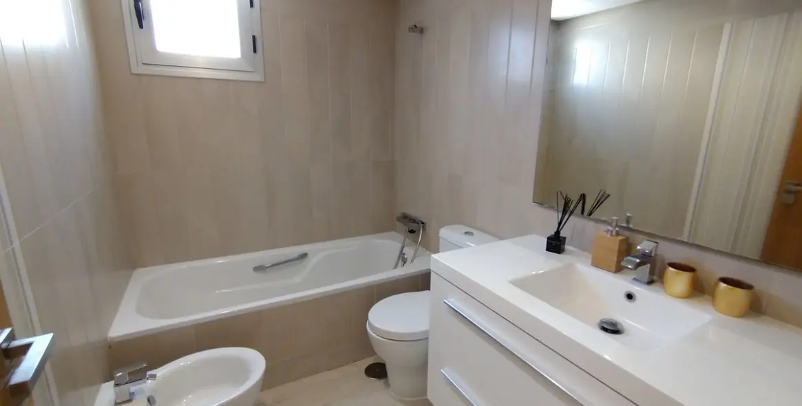 Sale of middle floor apartment in San Pedro de Alcántara 8