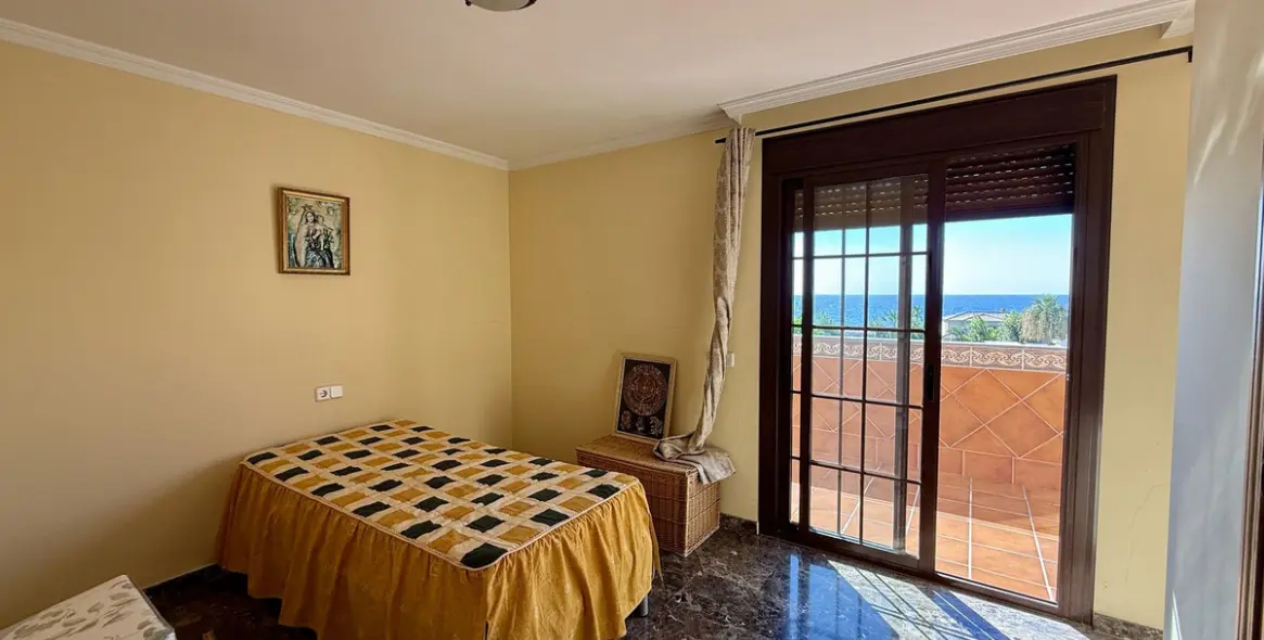 Sale of penthouse in La Cala 11