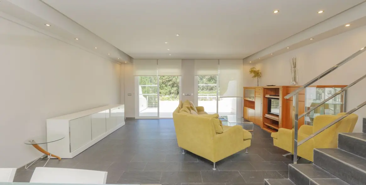 Продажа дома на две семьи в Artola 3