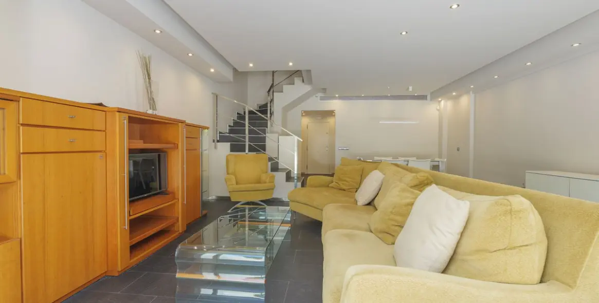 Продажа дома на две семьи в Artola 9