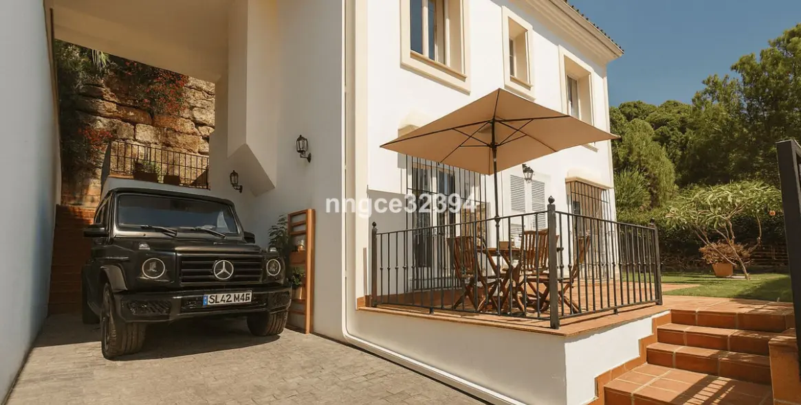 Sale of detached villa in Marbella (district Nagüeles) 1
