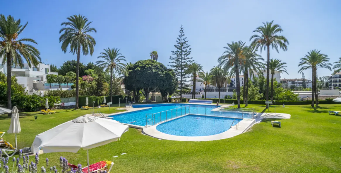 Sale of middle floor apartment in Nueva Andalucía 1
