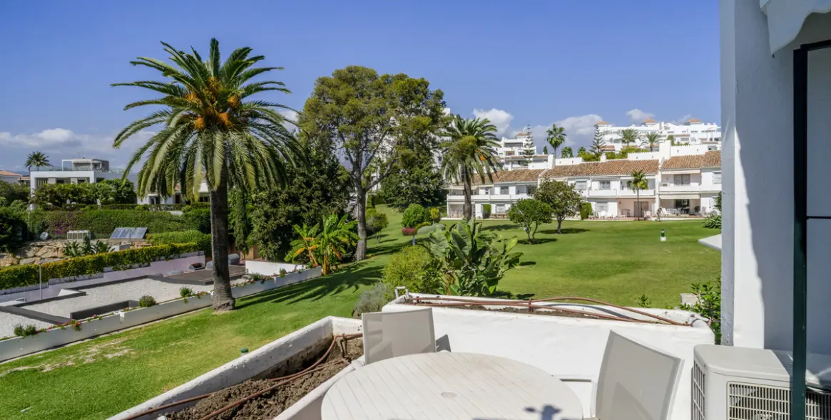 Sale of middle floor apartment in Nueva Andalucía 2