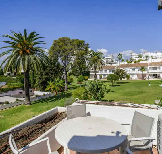 Sale of middle floor apartment in Nueva Andalucía