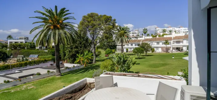 Sale of middle floor apartment in Nueva Andalucía 1