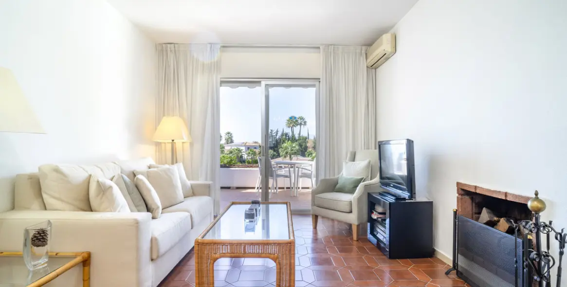 Sale of middle floor apartment in Nueva Andalucía 3