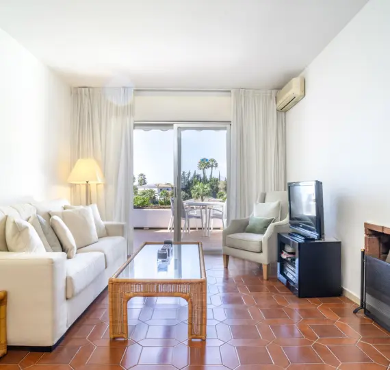 Sale of middle floor apartment in Nueva Andalucía