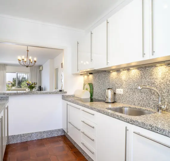 Sale of middle floor apartment in Nueva Andalucía