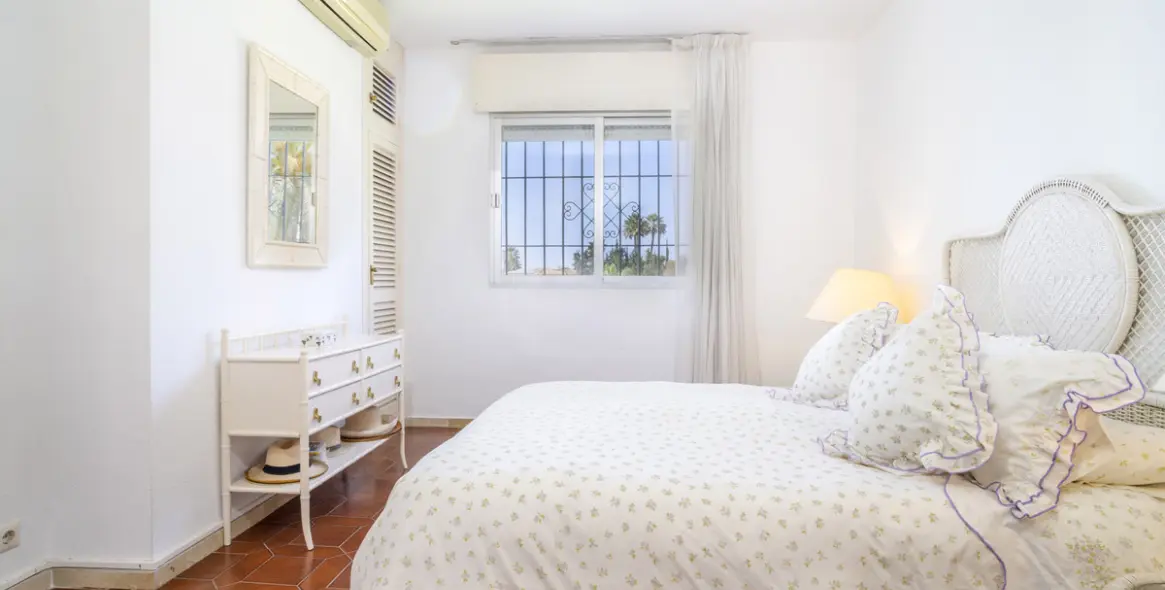 Sale of middle floor apartment in Nueva Andalucía 6