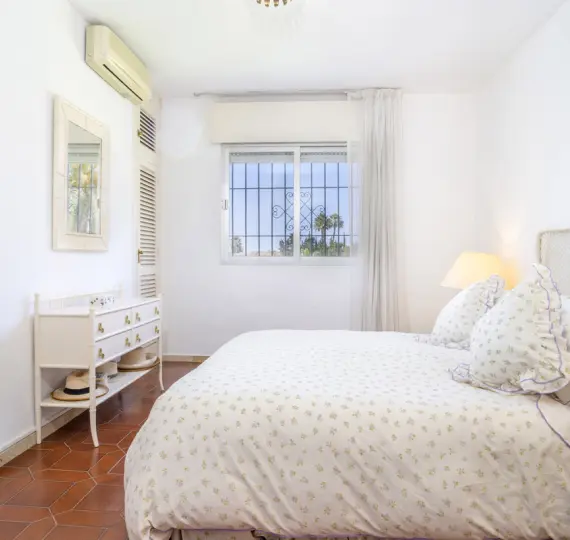 Sale of middle floor apartment in Nueva Andalucía