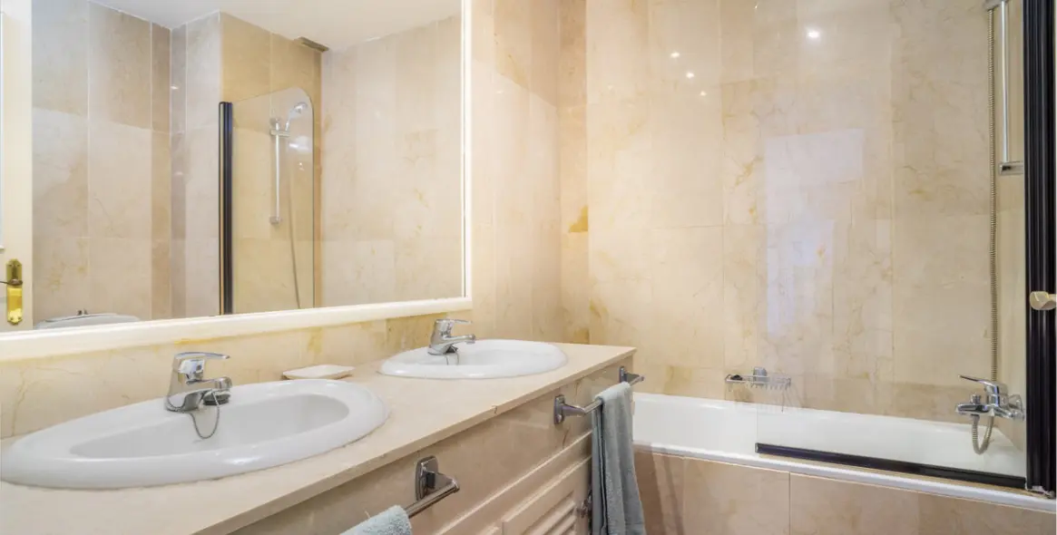 Sale of middle floor apartment in Nueva Andalucía 7