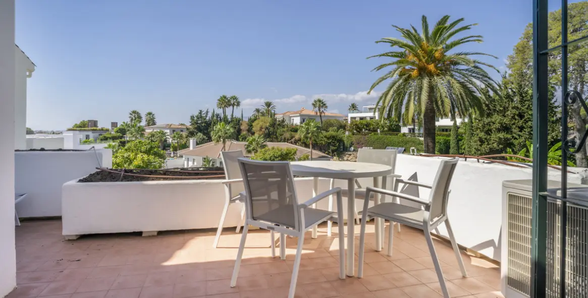 Sale of middle floor apartment in Nueva Andalucía 11