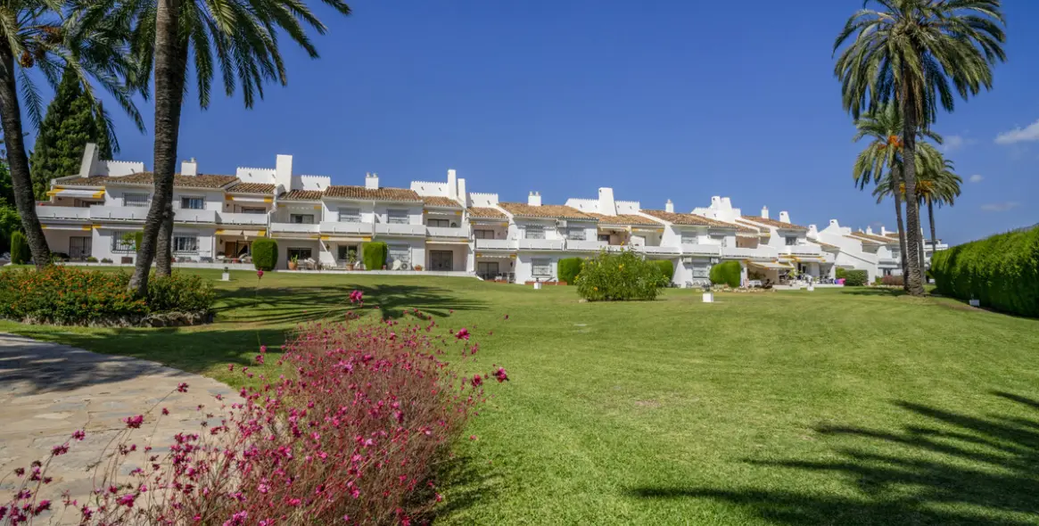 Sale of middle floor apartment in Nueva Andalucía 14