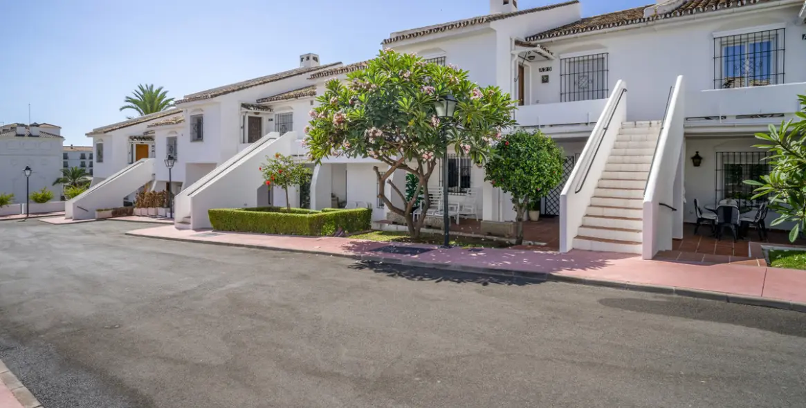 Sale of middle floor apartment in Nueva Andalucía 15