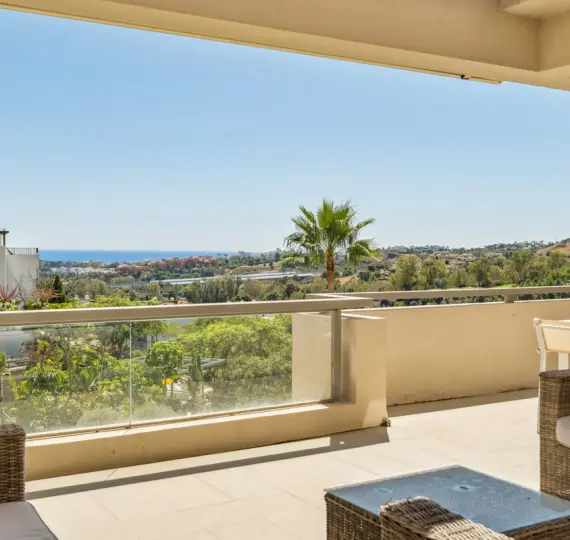 Sale of middle floor apartment in Benahavís