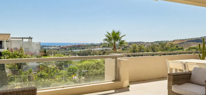 Sale of middle floor apartment in Benahavís 0